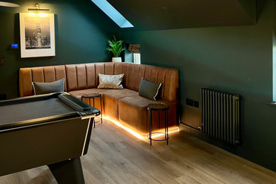 Foto de sala de juegos en casa cerrada contemporánea grande con paredes verdes, suelo de madera clara, televisor colgado en la pared, suelo beige, madera y panelado