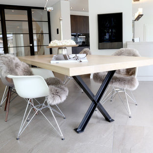 ブレーメンの広いコンテンポラリースタイルのLDKの画像 (白い壁、磁器タイルの床、暖炉なし、ベージュの床)