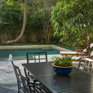 Kleiner Moderner Pool hinter dem Haus in L-Form mit Natursteinplatten in Tampa