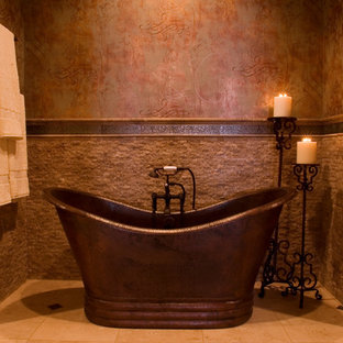 Modernes Badezimmer mit freistehender Badewanne und brauner Wandfarbe in New Orleans