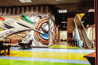 Imagen de salón abierto actual grande sin chimenea con paredes multicolor, suelo de linóleo y suelo multicolor