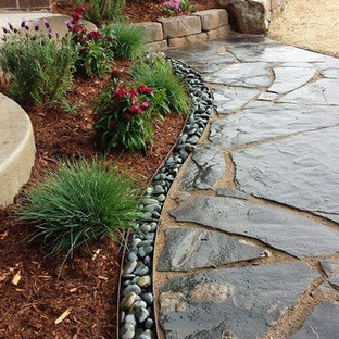 Geometrischer, Kleiner Stilmix Vorgarten im Sommer mit Gartenweg und direkter Sonneneinstrahlung in Oklahoma City