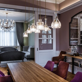 На фото: большие гостиные-столовые в классическом стиле с розовыми стенами, паркетным полом среднего тона и коричневым полом без камина