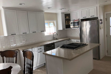Example of a kitchen design in Los Angeles