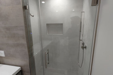 Example of a minimalist bathroom design