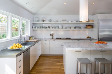 Kitchen - contemporary kitchen idea in Dallas