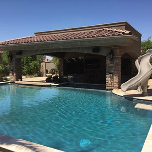 フェニックスの大きい長方形トランジショナルスタイルのおしゃれなプール (ウォータースライダー、天然石敷き) の写真