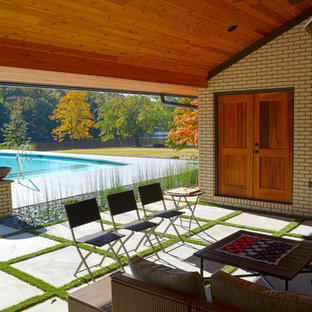 Foto på ett stort 60 tals vitt hus, med allt i ett plan, tegel och sadeltak