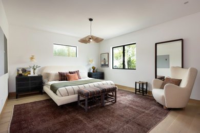 ロサンゼルスにあるコンテンポラリースタイルのおしゃれな寝室 (白い壁、淡色無垢フローリング、ベージュの床) のインテリア