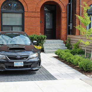 Mittelgroßer Stilmix Vorgarten im Sommer mit Auffahrt, Gehweg, direkter Sonneneinstrahlung und Betonplatten in Toronto