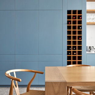 Идея дизайна: гостиная-столовая среднего размера в современном стиле с бетонным полом, белыми стенами и серым полом без камина