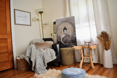 Foto de dormitorio principal tradicional de tamaño medio sin chimenea con paredes beige, suelo de madera en tonos medios y suelo marrón