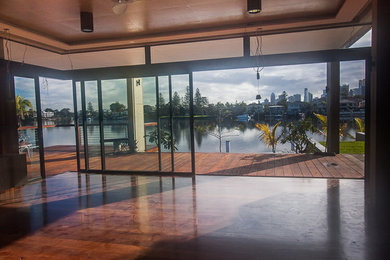 Design ideas for a tropical deck in Gold Coast - Tweed.