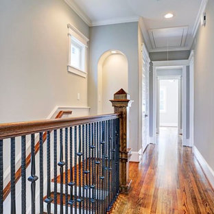 Idéer för mellanstora vintage hallar, med rosa väggar och ljust trägolv