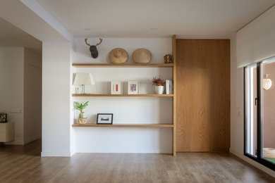 Ejemplo de salón abierto y blanco y madera contemporáneo grande con paredes blancas y suelo de madera en tonos medios