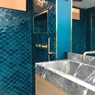 Ejemplo de cuarto de baño principal, actual, pequeño, con ducha a ras de suelo, baldosas y/o azulejos verdes, baldosas y/o azulejos de mármol, paredes verdes, suelo de cemento y encimera de mármol
