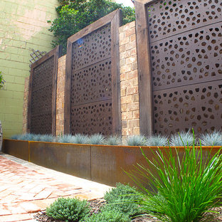 Kleiner, Geometrischer Stilmix Garten hinter dem Haus mit Pflasterklinker in Adelaide