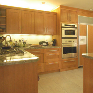 Photo of a mid-sized contemporary u-shaped open plan kitchen in San Luis Obispo with an undermount sink, shaker cabinets, medium wood cabinets, granite benchtops, green splashback, stainless steel appliances, porcelain floors and a peninsula.