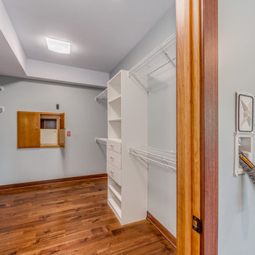 Blue Eco House - Master Closet