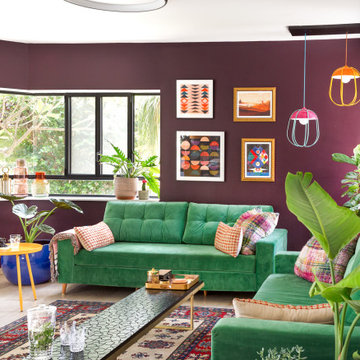 Wohnzimmer mit Akzentwand in Aubergine und Galeriewand