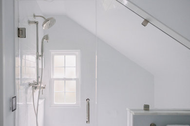 Foto på ett litet vintage badrum, med grå skåp, en dusch i en alkov, keramikplattor, klinkergolv i keramik, vitt golv och dusch med gångjärnsdörr