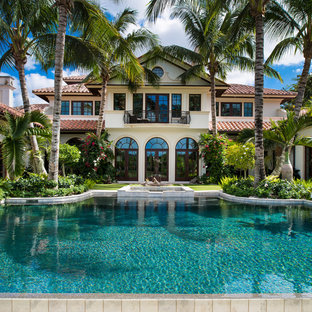 Großer Kolonialstil Whirlpool hinter dem Haus in individueller Form in New York