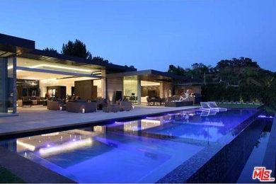 Photo of a contemporary home in Los Angeles.