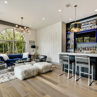 Mediterrane Hausbar mit Bartheke, offenen Schränken, hellem Holzboden und beigem Boden in Austin