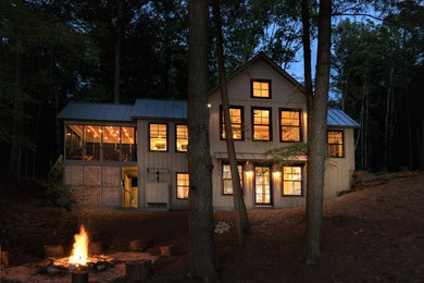 Example of an arts and crafts exterior home design