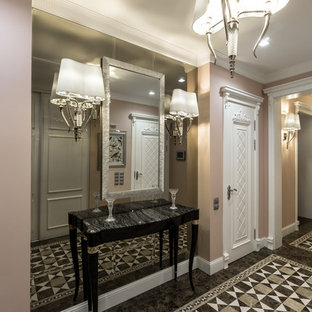 Idée de décoration pour une grande entrée bohème avec un couloir, un mur rose, un sol en marbre, une porte simple et une porte blanche.
