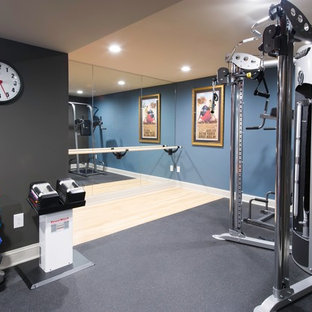 フィラデルフィアのコンテンポラリースタイルのおしゃれな地下室 (青い壁、リノリウムの床) の写真