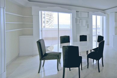 Foto di un ampio soggiorno classico chiuso con sala formale, pareti beige, pavimento in marmo, nessun camino, TV autoportante e pavimento beige