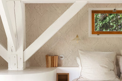 Modelo de dormitorio principal y blanco y madera mediterráneo con suelo de cemento, suelo blanco y papel pintado