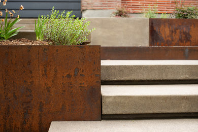 This is an example of a mid-century modern landscaping in Portland.