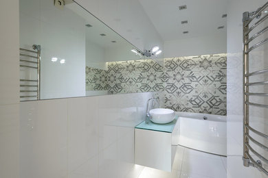 This is an example of a mid-sized contemporary bathroom in Novosibirsk.