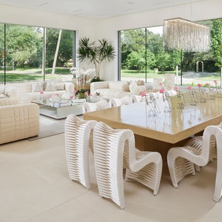 ヒューストンの広いモダンスタイルのLDKの画像 (白い壁)