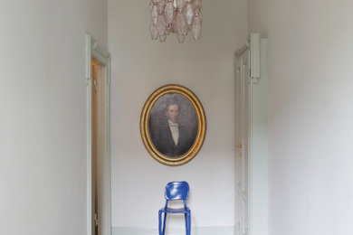 Foto di un grande ingresso o corridoio bohémian con pareti beige