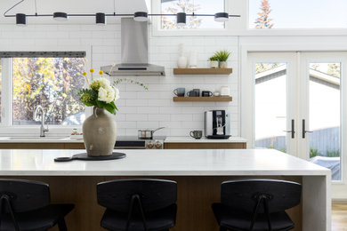 Kitchen - mid-century modern kitchen idea in Calgary