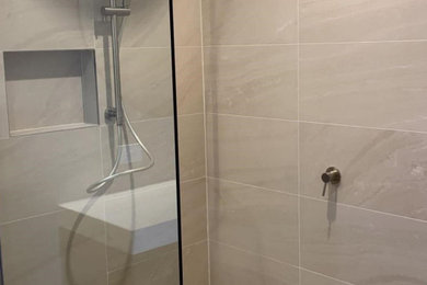 Inspiration for a modern bathroom in Hobart.