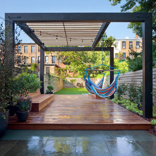 ニューヨークの中サイズのトランジショナルスタイルのおしゃれな裏庭のデッキ (コンテナガーデン、パーゴラ) の写真