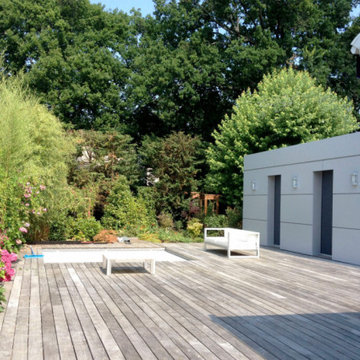 Terrasse bois avec piscine et jardin paysager