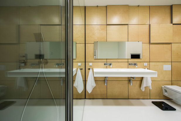 Современный Ванная комната by yurima architects