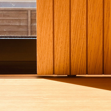 Siroco. Detalle de panel corredero junto a ventana.