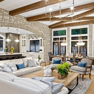 シンシナティの中サイズのトランジショナルスタイルのLDKの画像 (グレーの壁、淡色無垢フローリング)