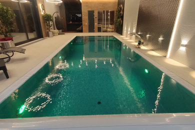 Пример оригинального дизайна: большой прямоугольный бассейн в доме в современном стиле с джакузи