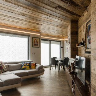 Idee per un soggiorno contemporaneo aperto con pareti marroni, parquet scuro, TV autoportante, pavimento marrone, soffitto in legno e pareti in legno