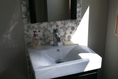 Bathroom - contemporary bathroom idea in Chicago