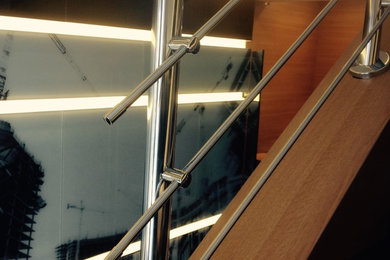 Источник вдохновения для домашнего уюта: п-образная лестница среднего размера в современном стиле с металлическими перилами, мраморными ступенями и подступенками из мрамора