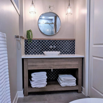 Bathroom and laundry room in Saint-Lambert