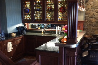 Example of a classic home bar design in Minneapolis